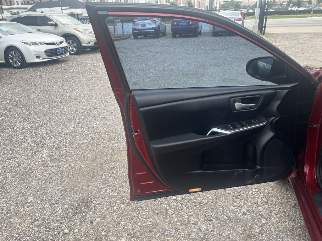 2017 Toyota Camry Image 12