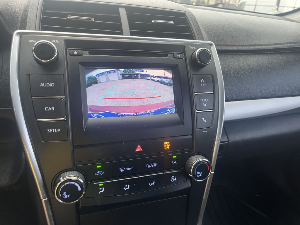 2017 Toyota Camry Image 18