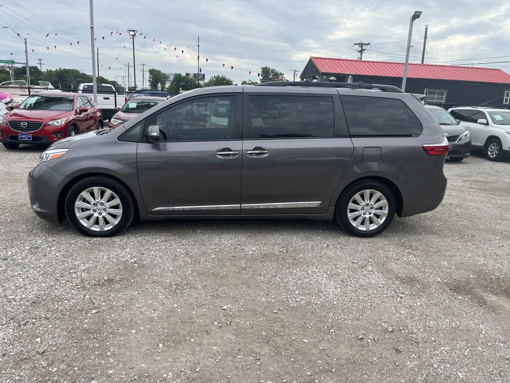 2015 Toyota Sienna Image 2