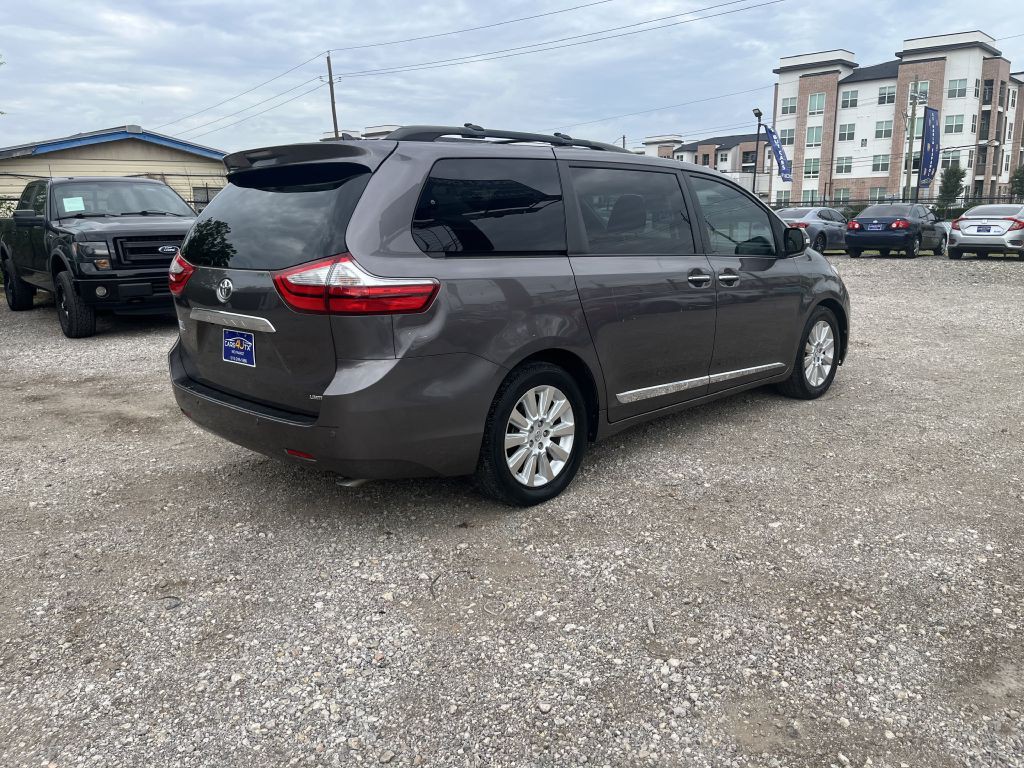 2015 Toyota Sienna Image 8
