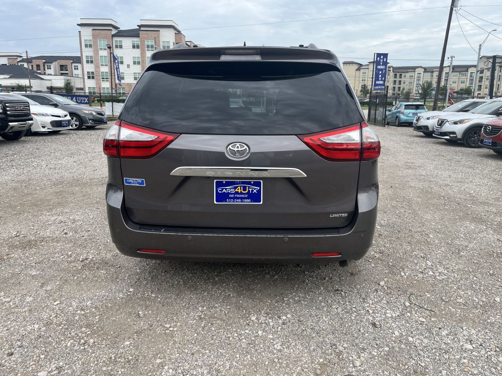 2015 Toyota Sienna Image 9