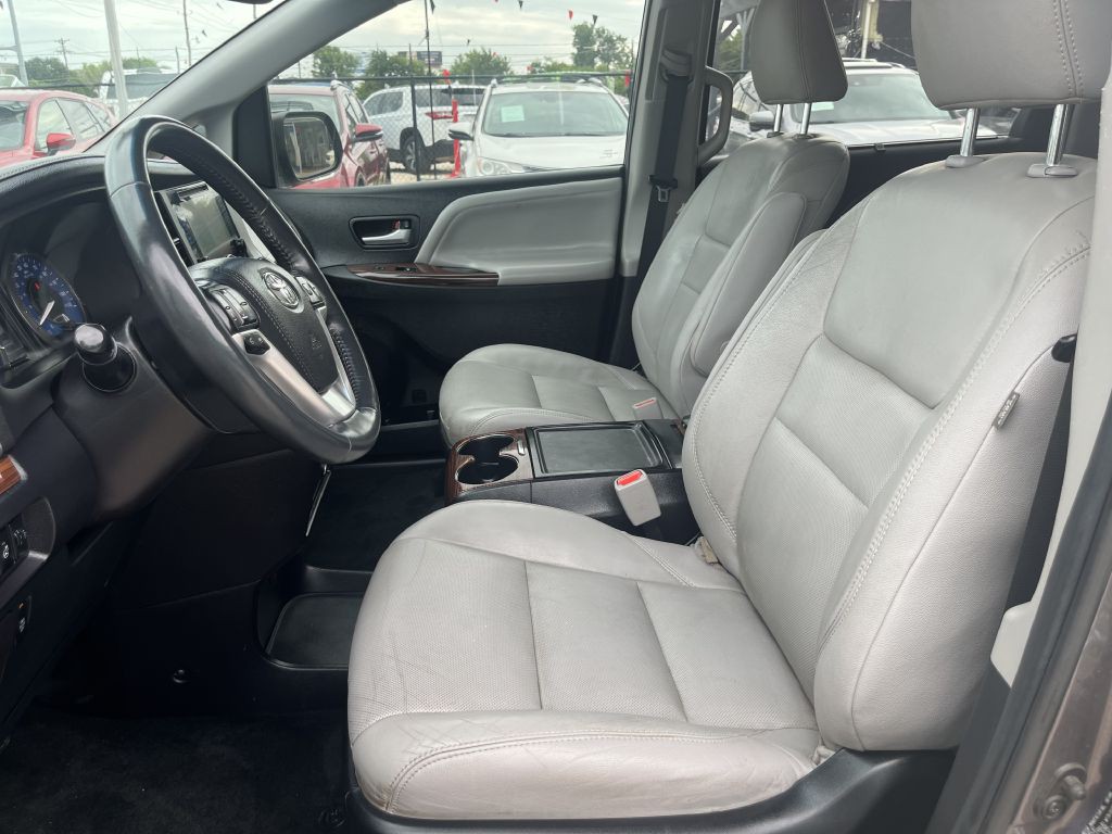 2015 Toyota Sienna Image 14