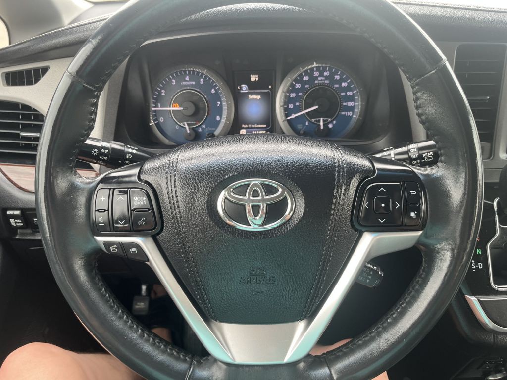 2015 Toyota Sienna Image 15