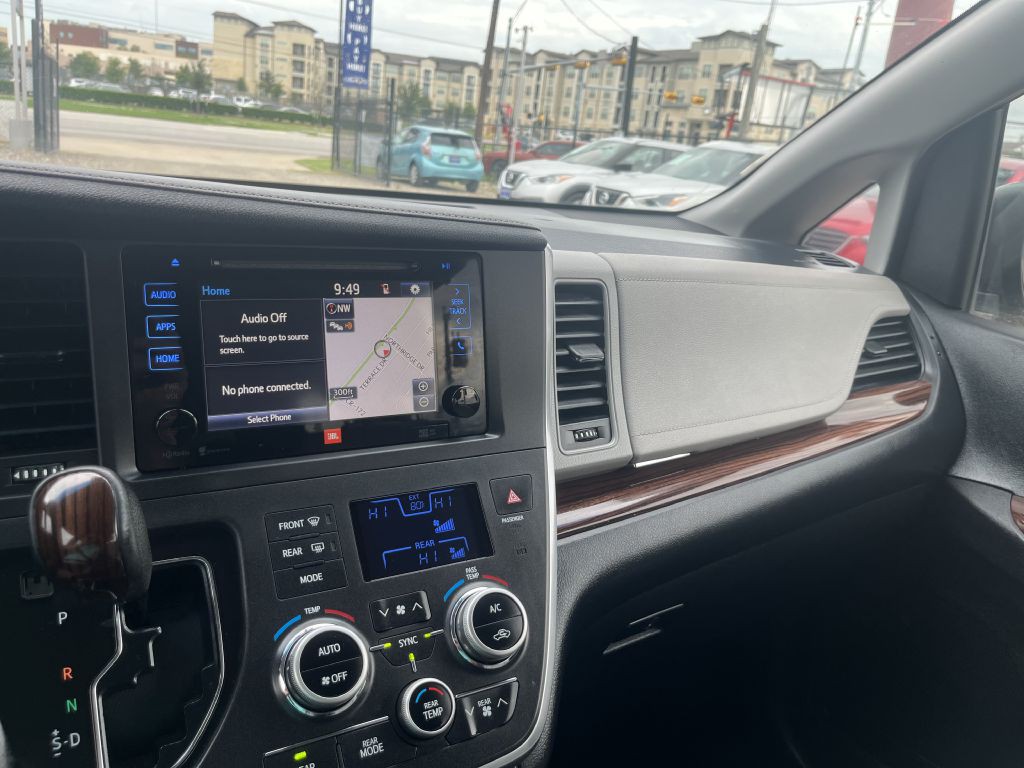 2015 Toyota Sienna Image 16