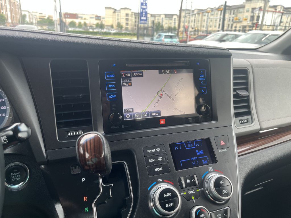 2015 Toyota Sienna Image 18