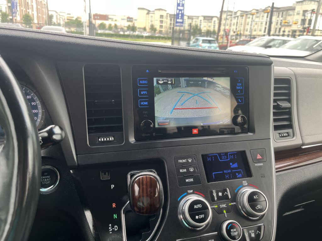 2015 Toyota Sienna Image 19