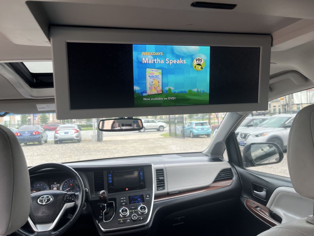 2015 Toyota Sienna Image 23