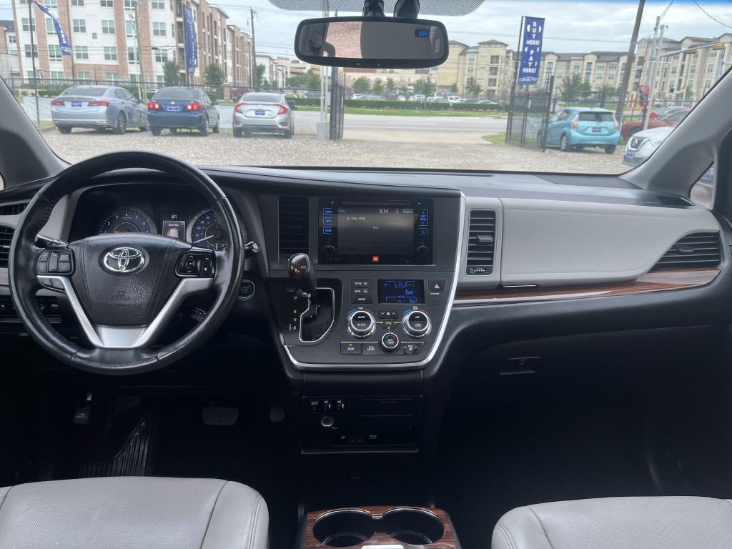 2015 Toyota Sienna Image 25