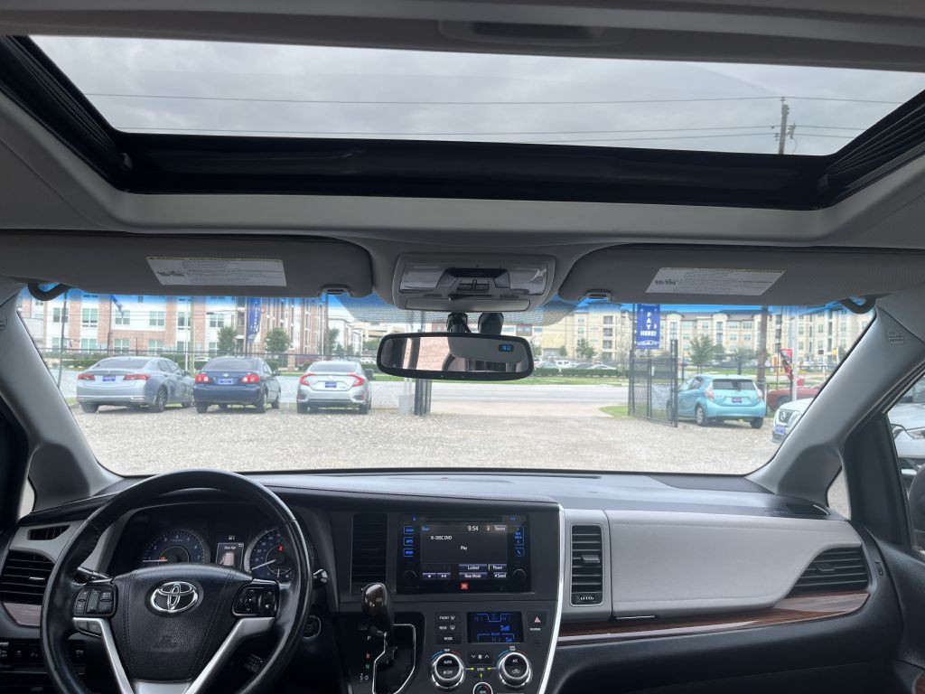 2015 Toyota Sienna Image 26