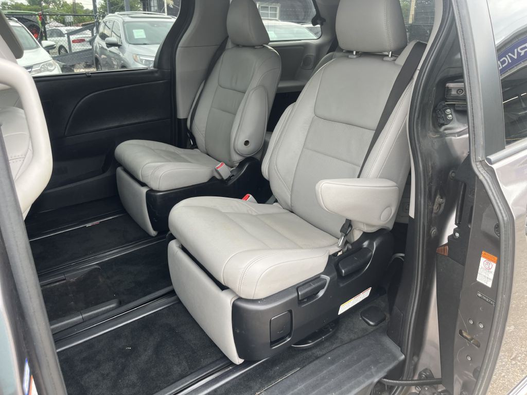 2015 Toyota Sienna Image 27