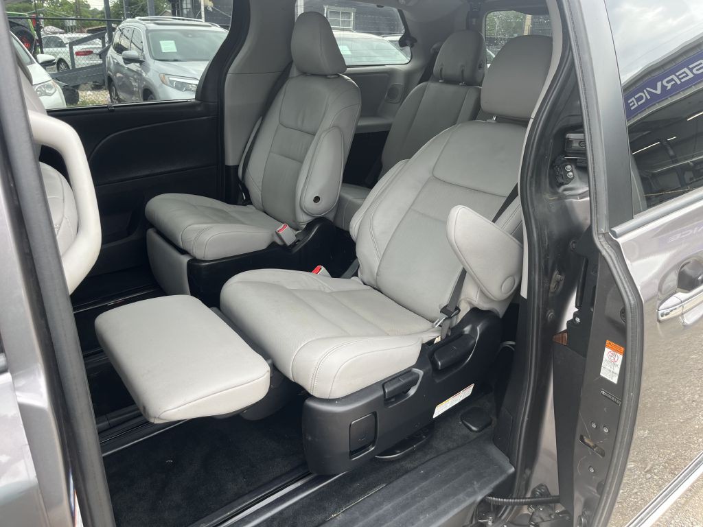 2015 Toyota Sienna Image 28