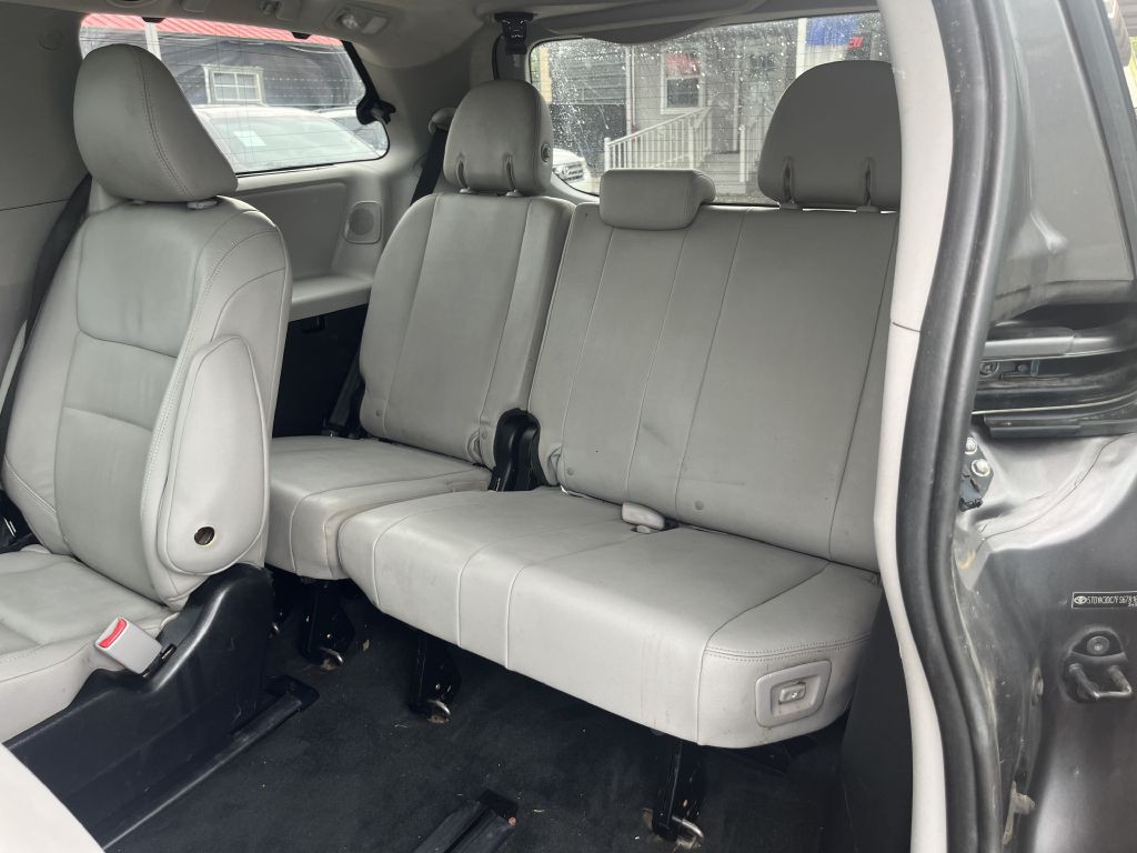 2015 Toyota Sienna Image 29