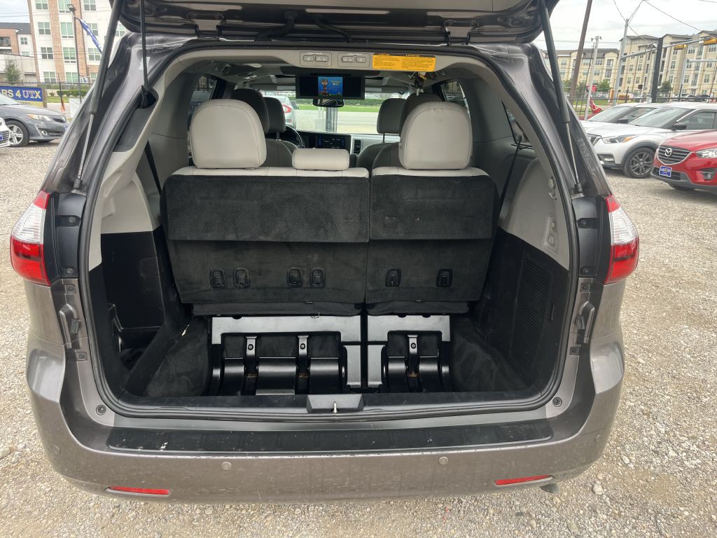 2015 Toyota Sienna Image 30
