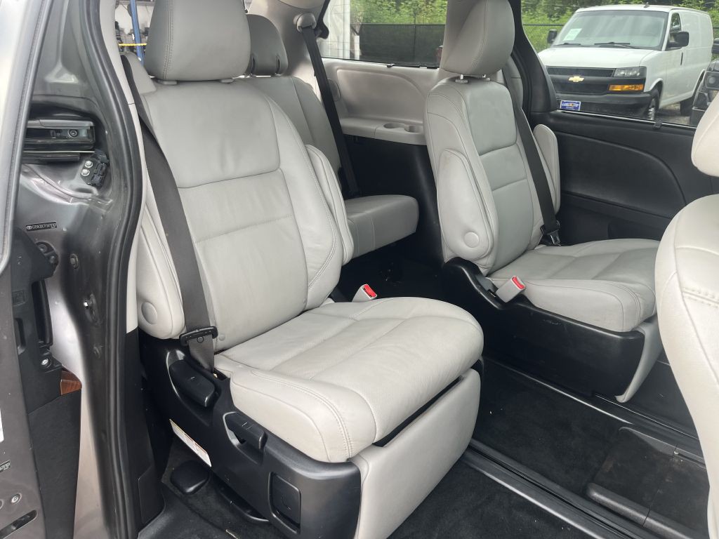 2015 Toyota Sienna Image 31