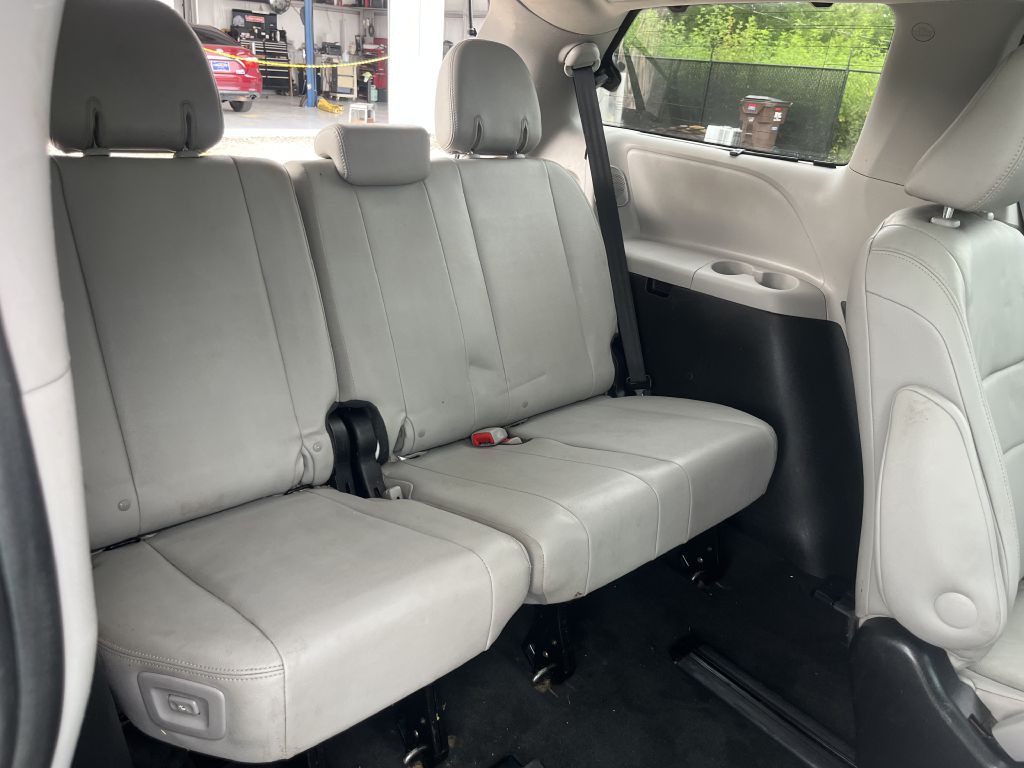 2015 Toyota Sienna Image 32