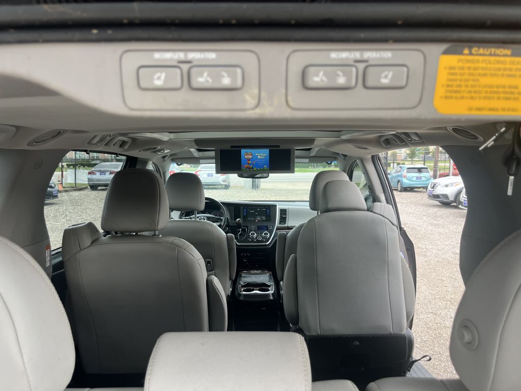 2015 Toyota Sienna Image 33
