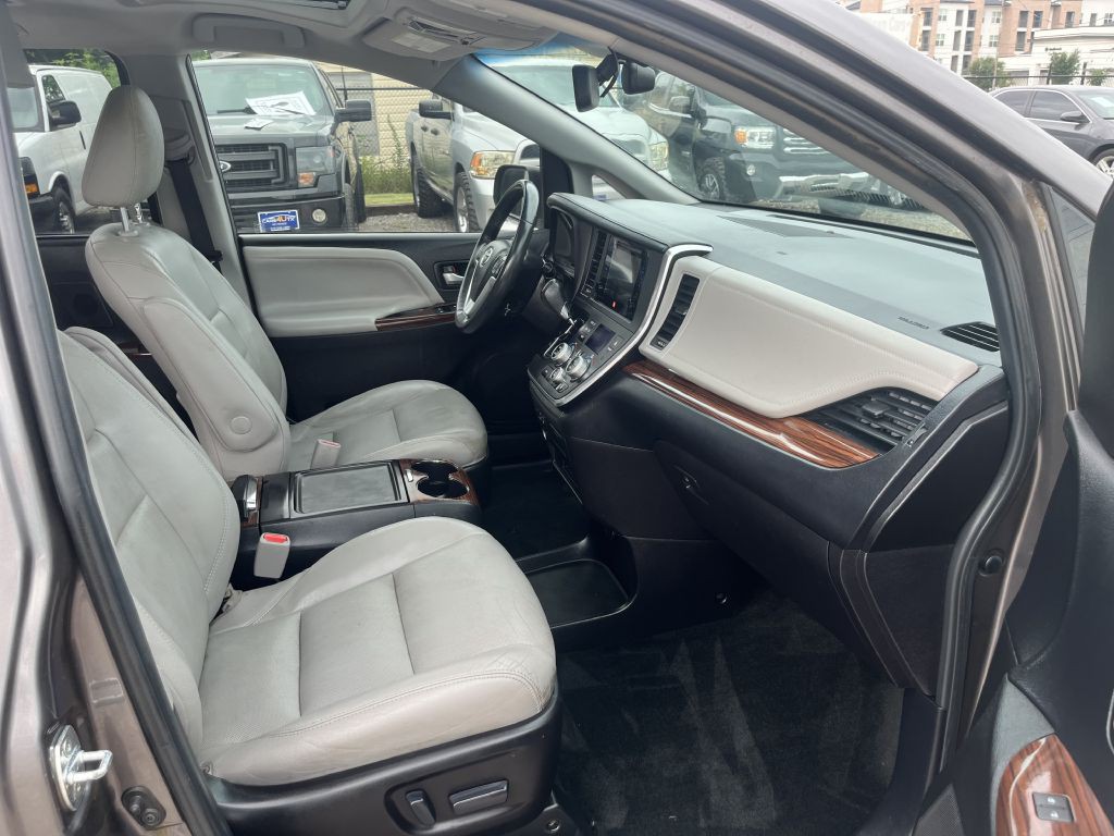 2015 Toyota Sienna Image 34
