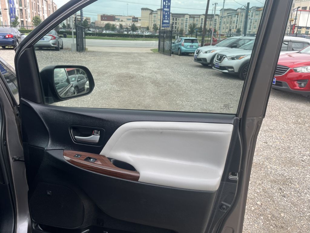2015 Toyota Sienna Image 35