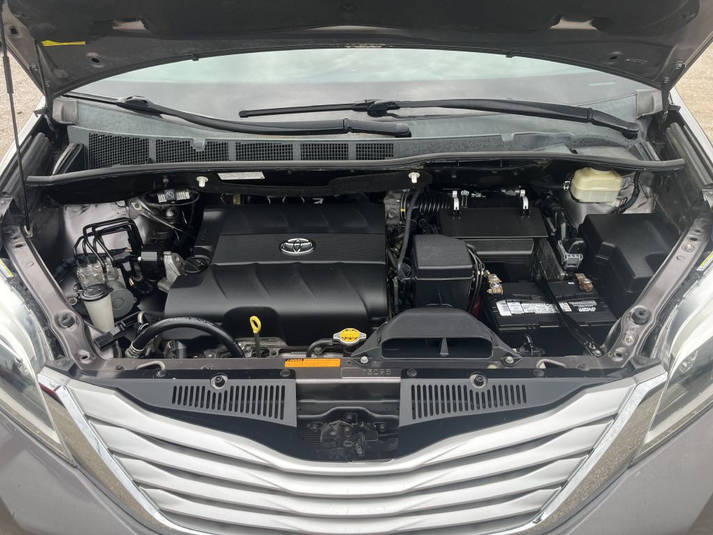 2015 Toyota Sienna Image 36