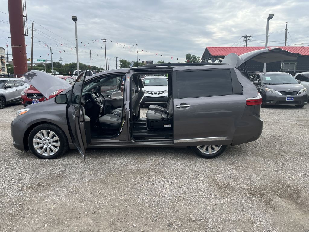 2015 Toyota Sienna Image 38