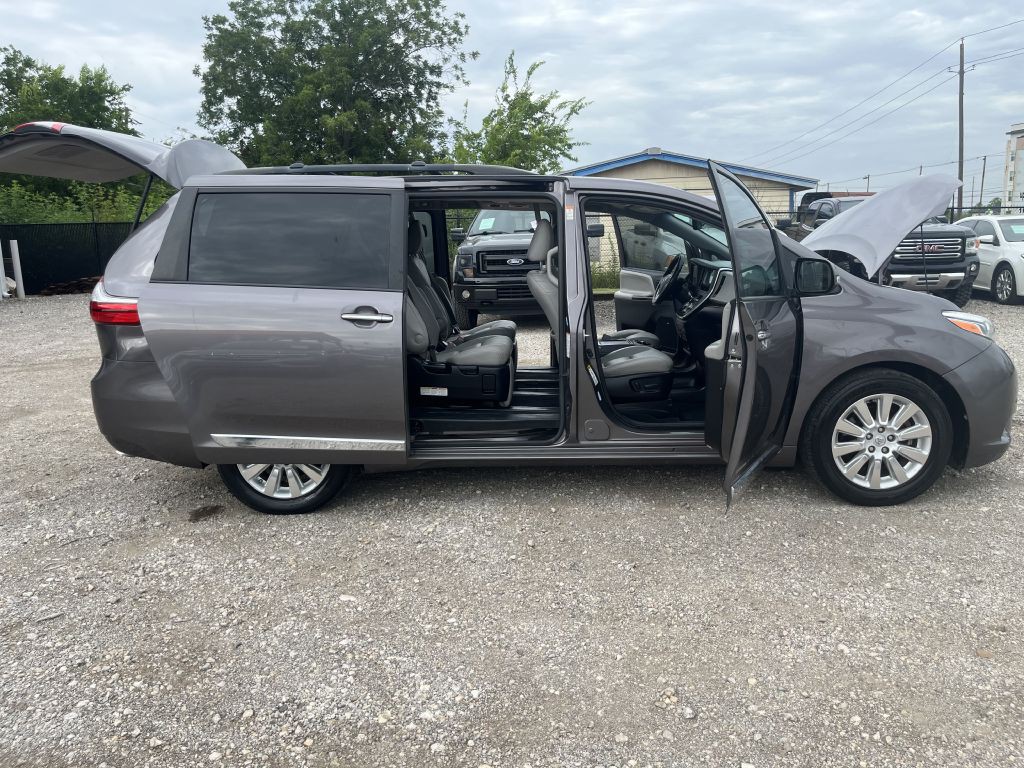 2015 Toyota Sienna Image 42