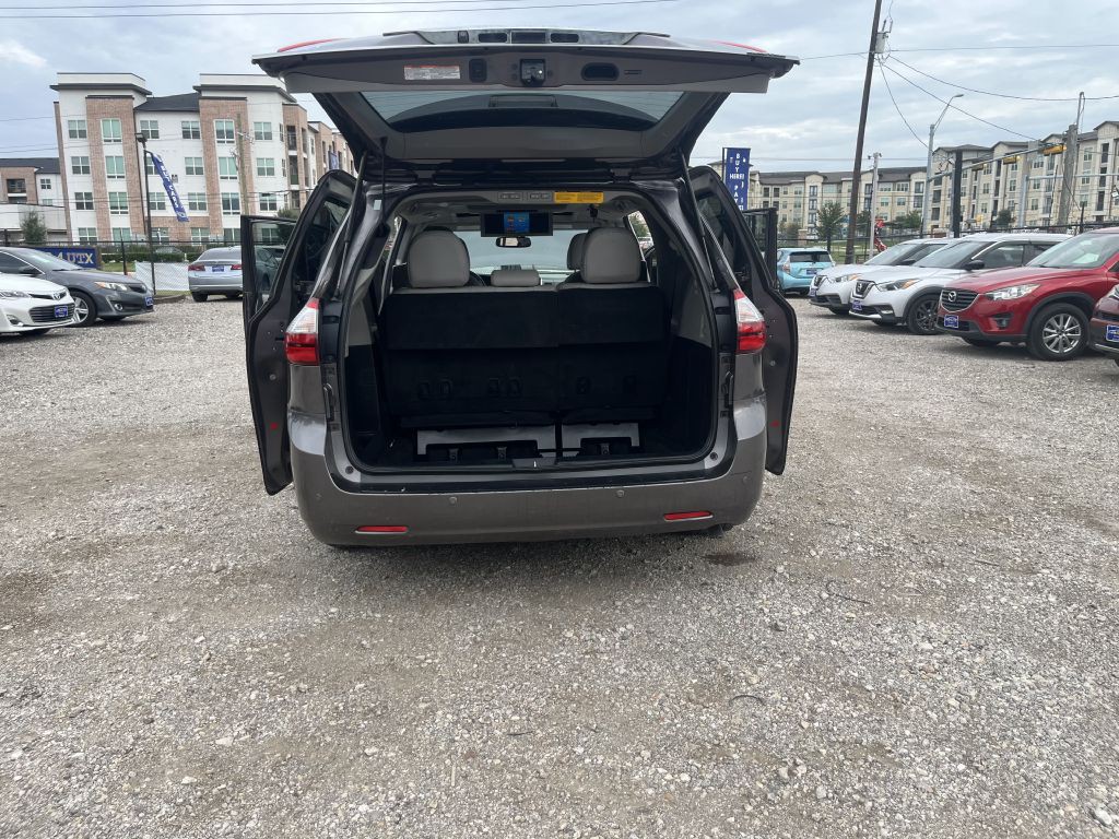 2015 Toyota Sienna Image 44