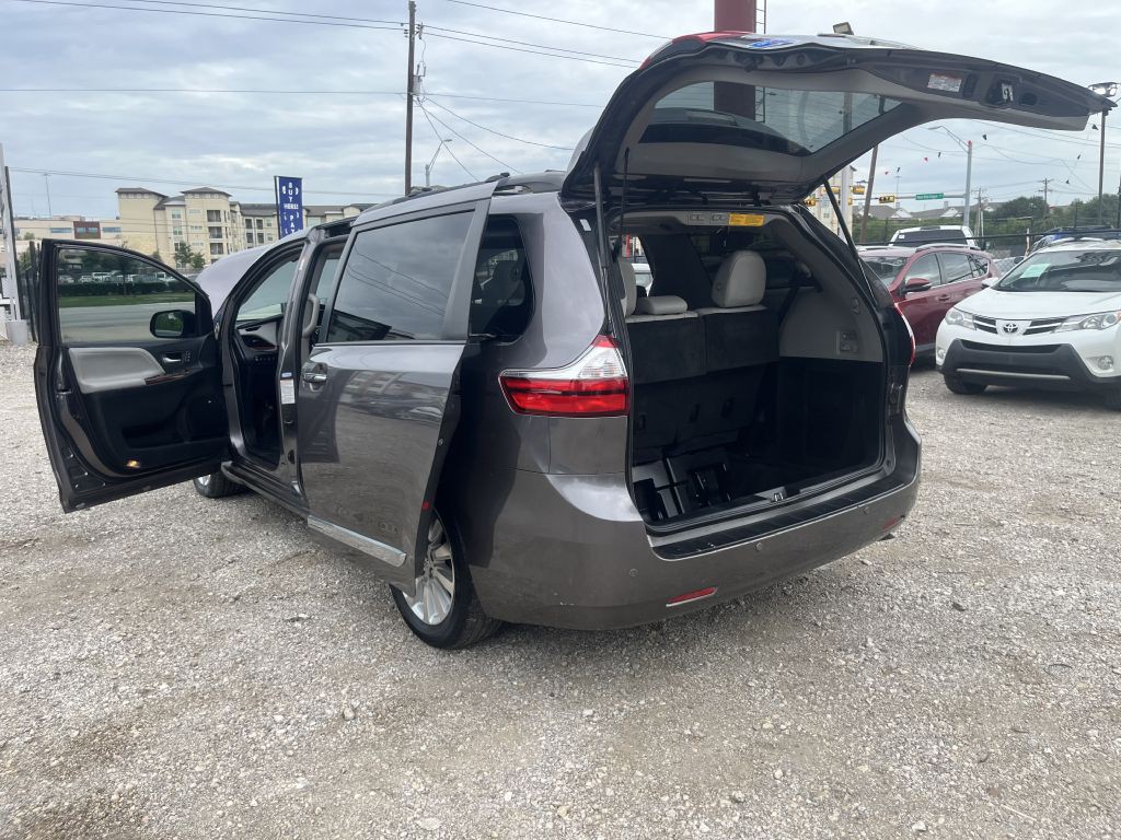 2015 Toyota Sienna Image 45