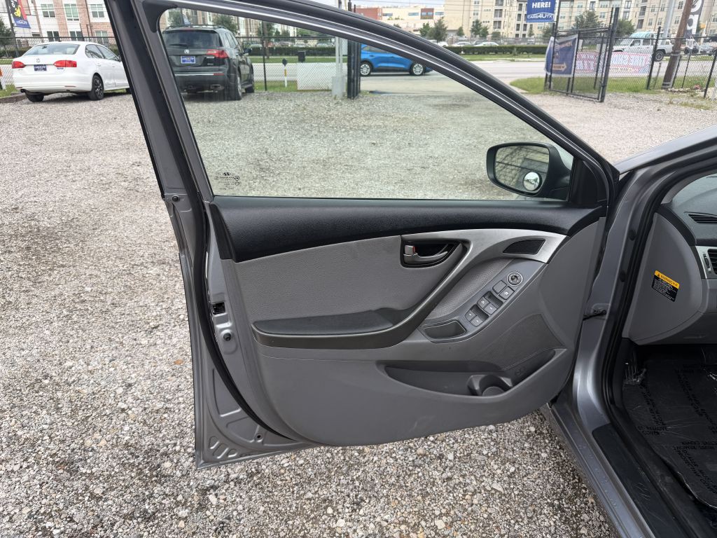 2013 Hyundai Elantra Image 12