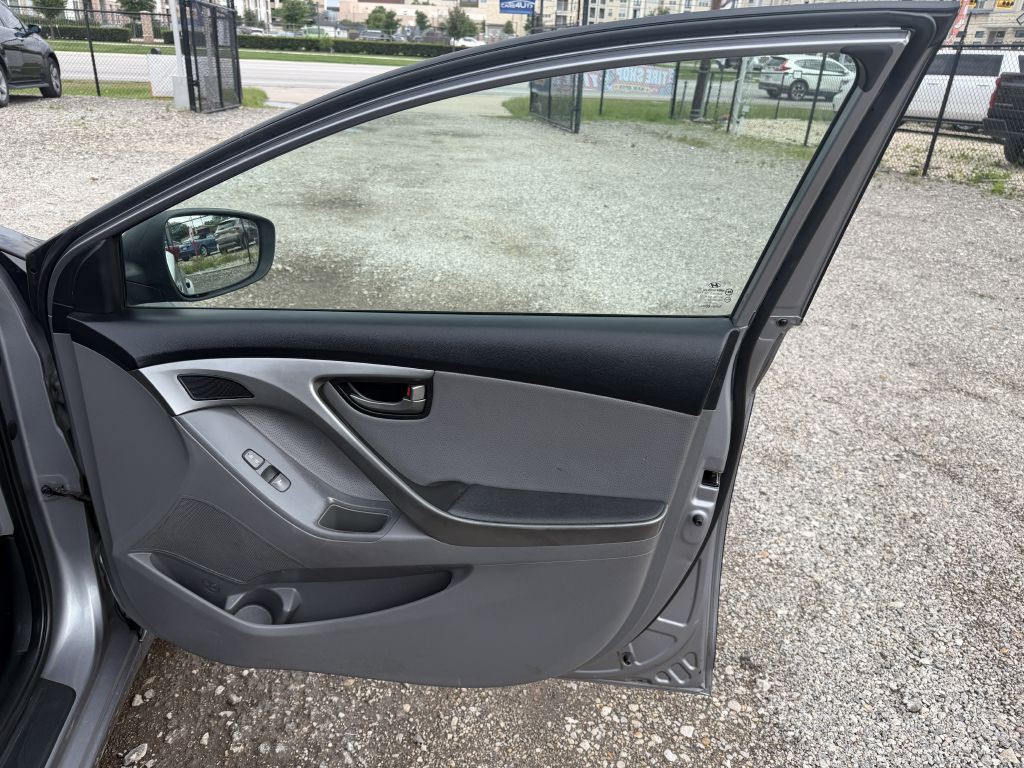 2013 Hyundai Elantra Image 23