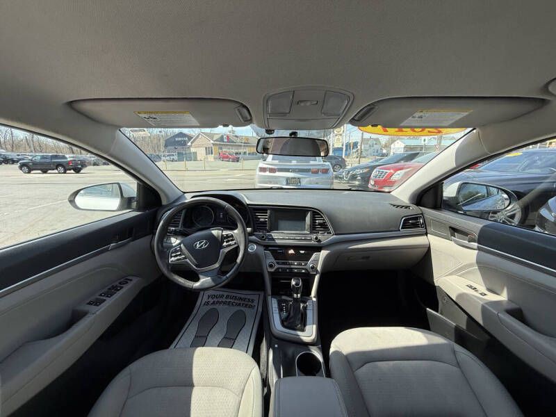 2017 Hyundai Elantra Image 11