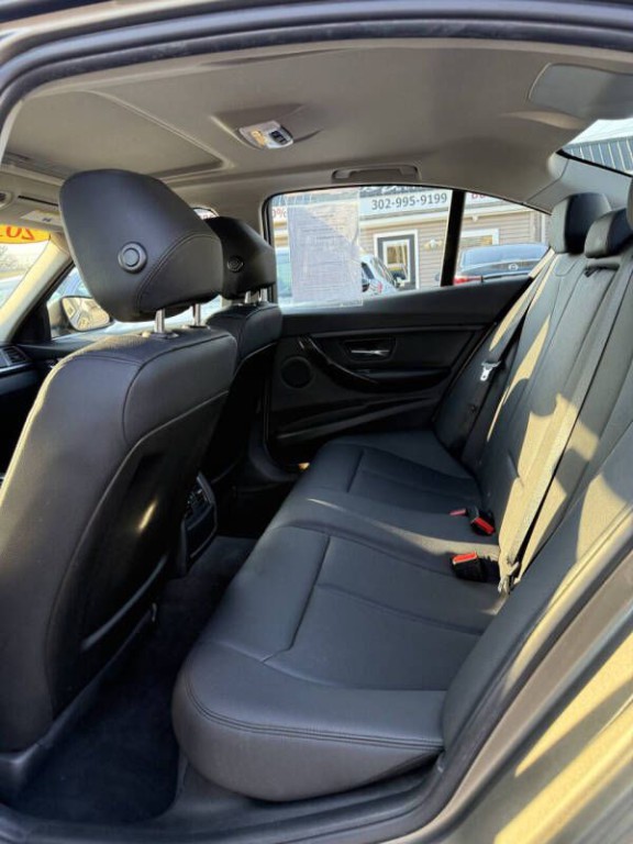 2017 BMW 3 Series Image 12
