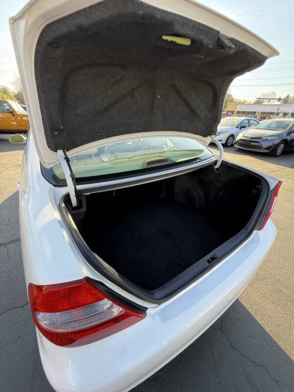 2004 Toyota Camry Image 11