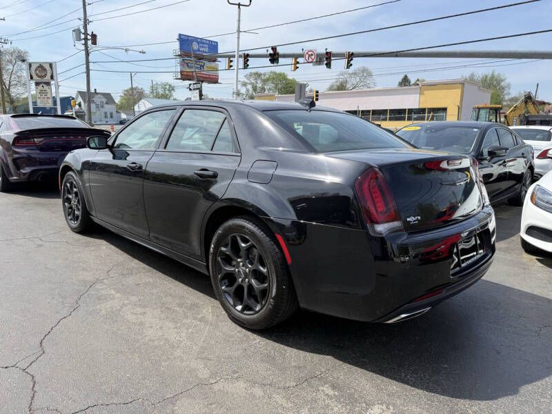 2022 Chrysler 300 Image 6