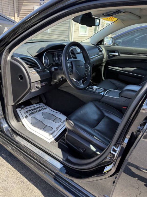 2022 Chrysler 300 Image 10