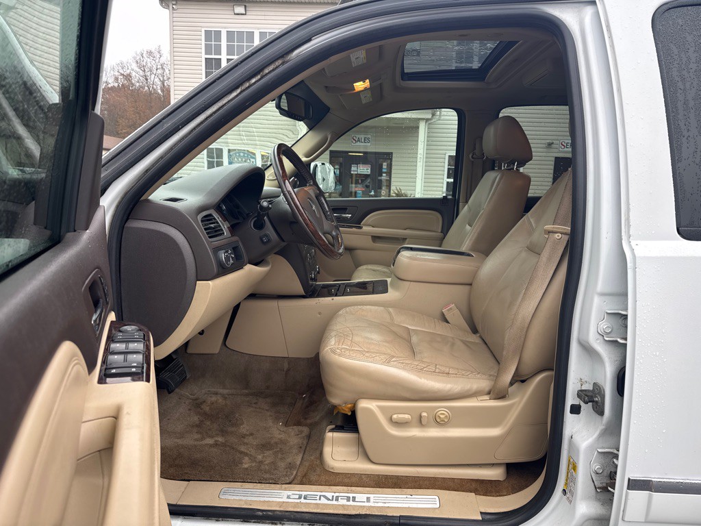 2011 GMC Yukon Image 9