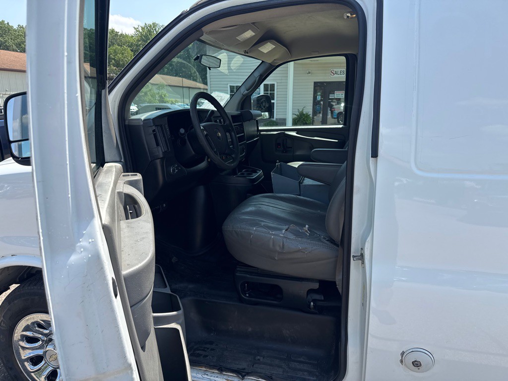 2011 Chevrolet Express Image 10
