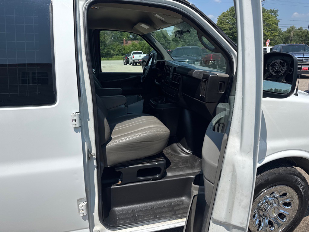 2011 Chevrolet Express Image 11
