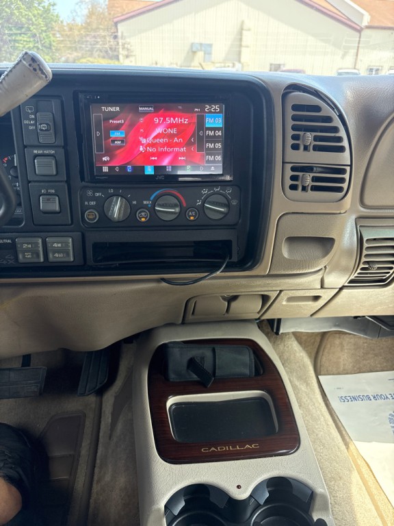 1999 Cadillac Escalade Image 17