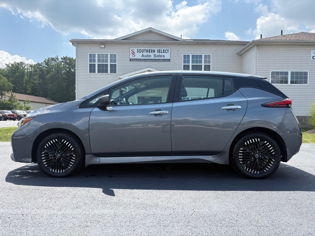 2023 Nissan Leaf Image 1