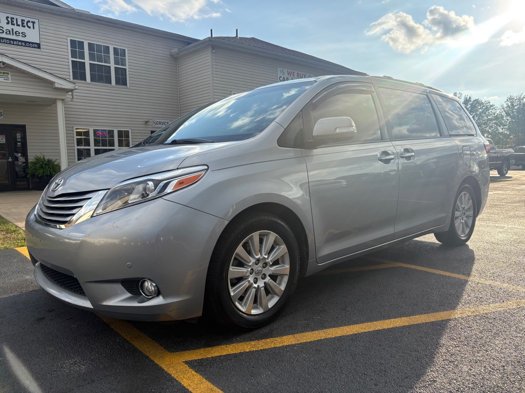 2015 Toyota Sienna Image 2