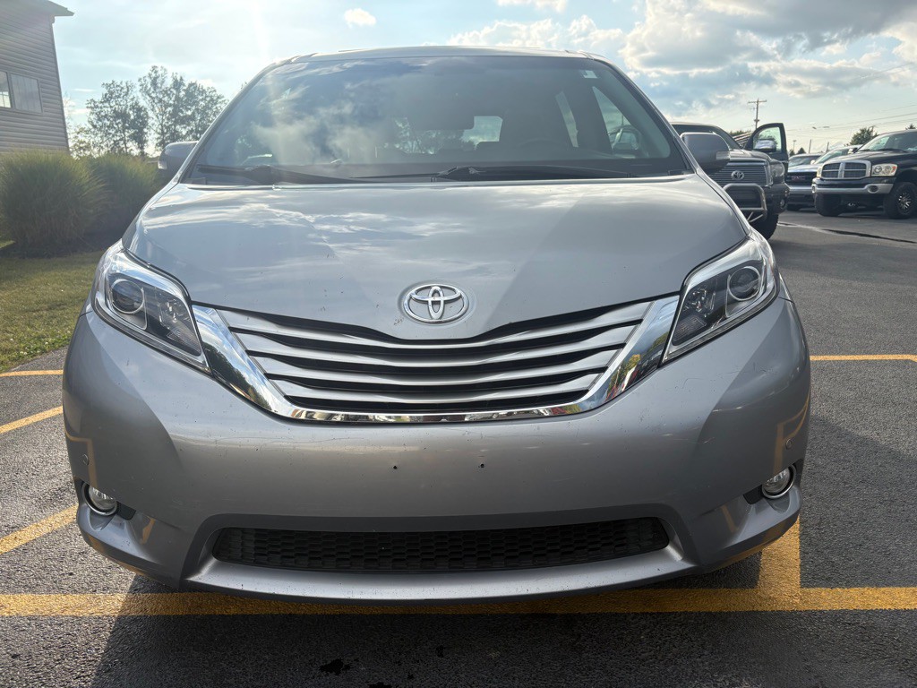 2015 Toyota Sienna Image 3