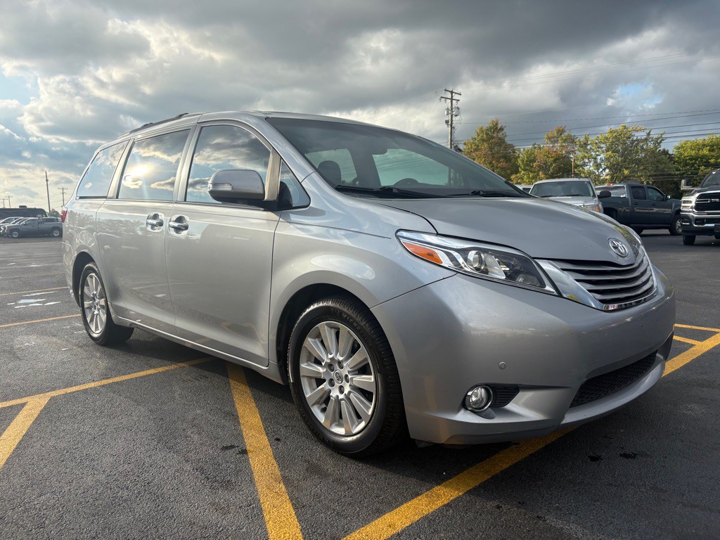 2015 Toyota Sienna Image 4