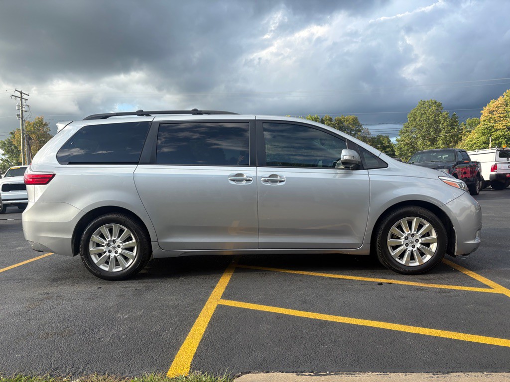 2015 Toyota Sienna Image 5