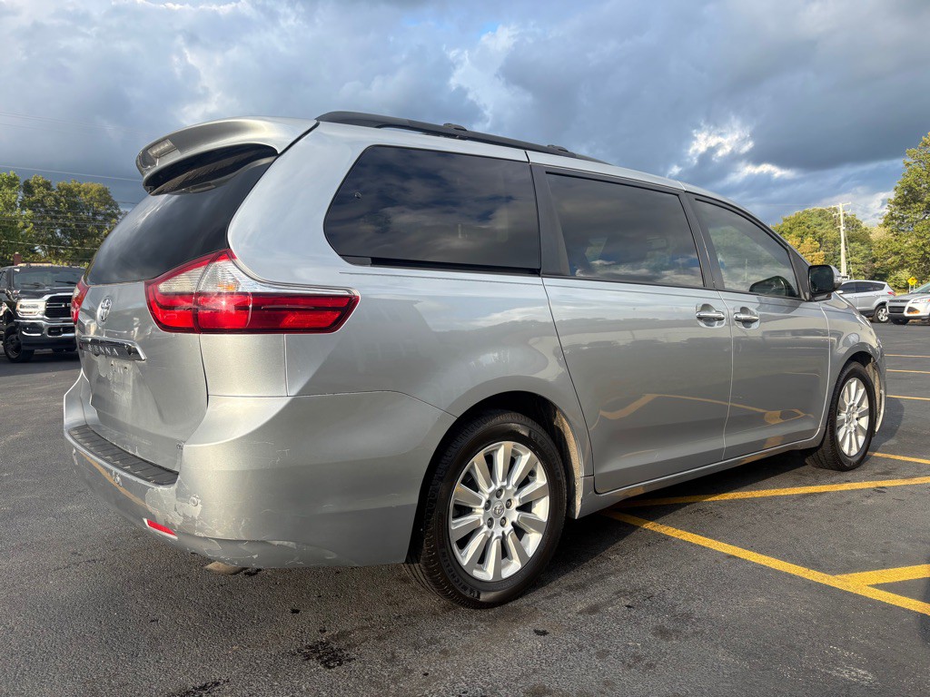 2015 Toyota Sienna Image 6