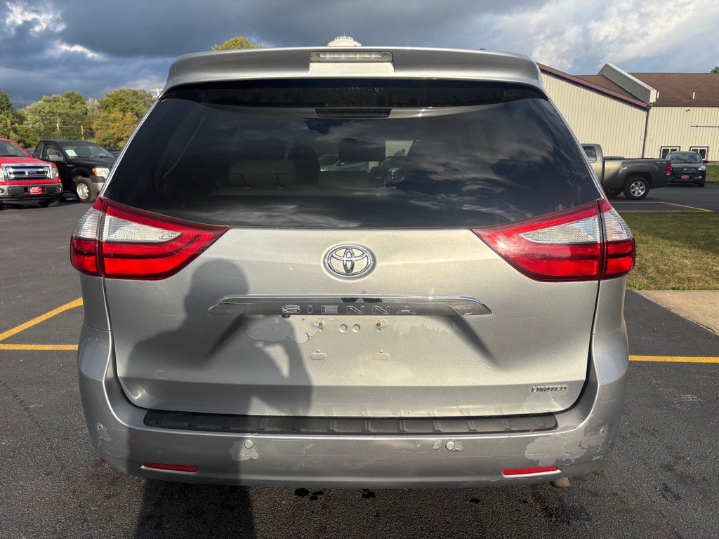 2015 Toyota Sienna Image 7