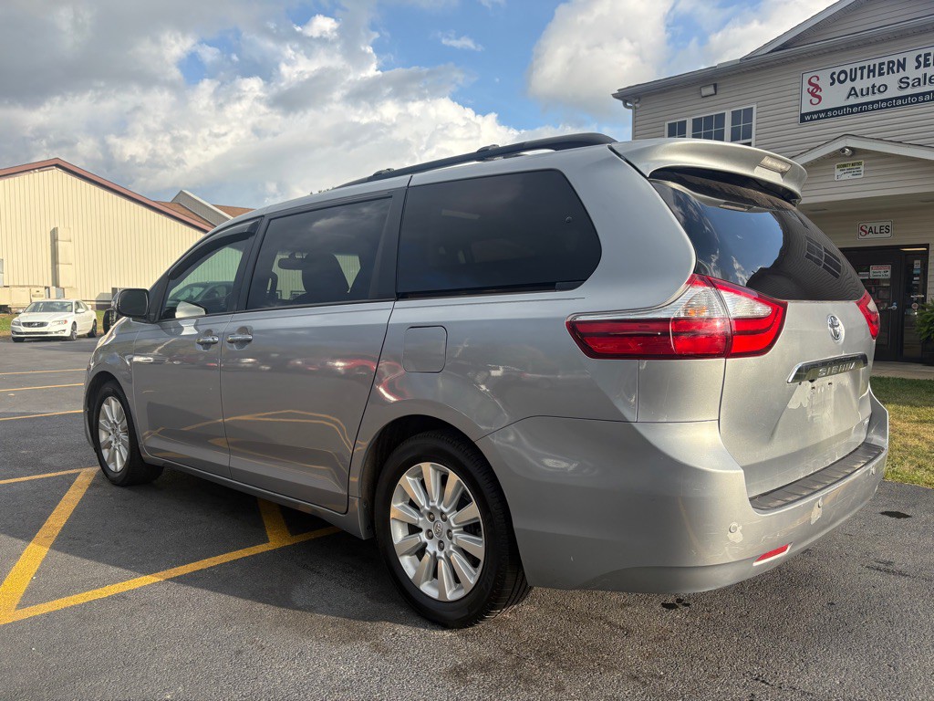 2015 Toyota Sienna Image 8