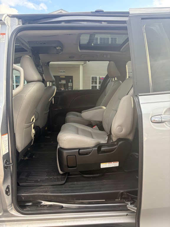 2015 Toyota Sienna Image 10