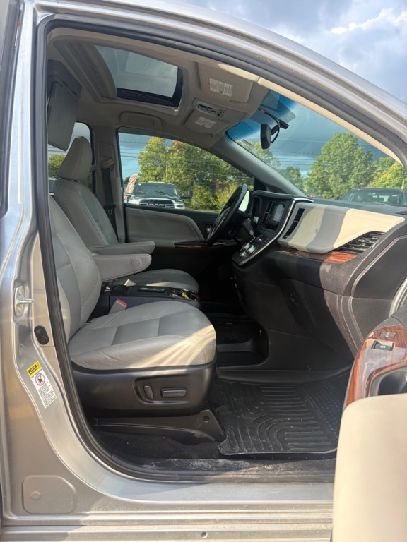 2015 Toyota Sienna Image 11