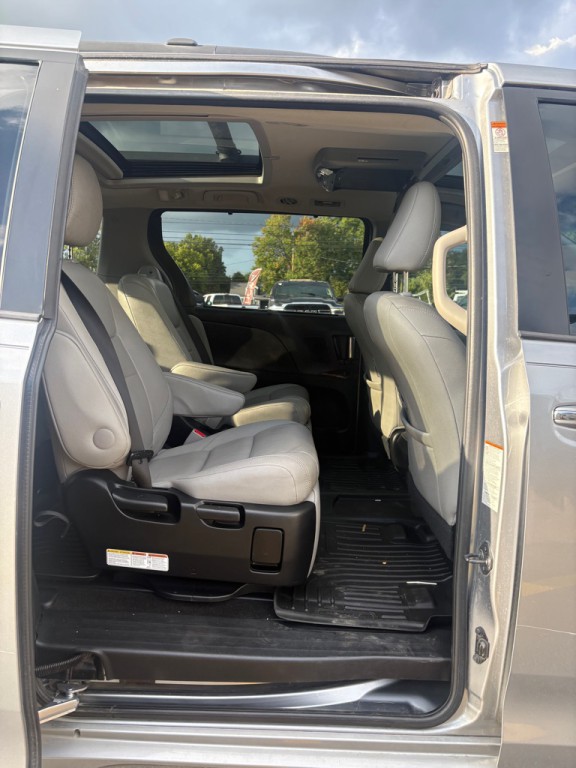 2015 Toyota Sienna Image 12
