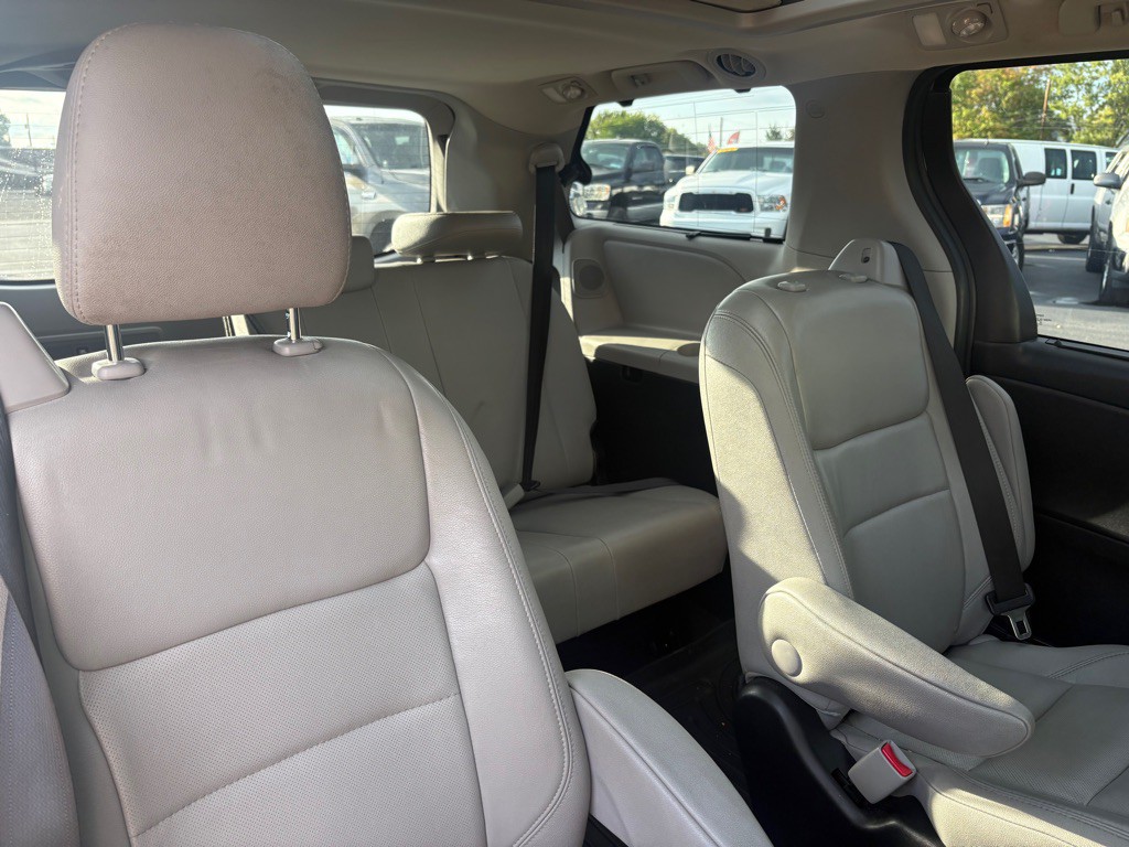 2015 Toyota Sienna Image 13